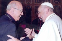 Dom Fernando com Papa Francisco no Vaticano, em outubro de 2014