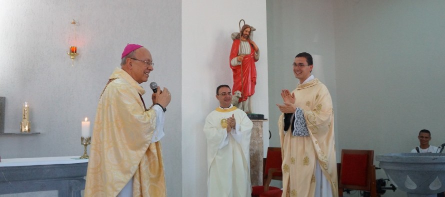 Pe. Wesley toma posse da Paróquia Bom Pastor