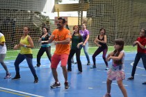 Pe. Leomar, se divertindo dançando Zumba com os visitantes da Olimpíada