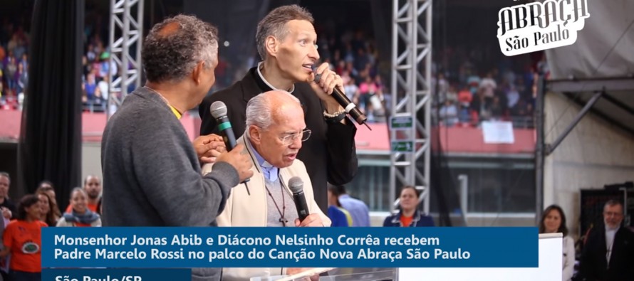 Mons. Jonas Abib e Nelsinho Corrêa recebem Pe. Marcelo Rossi no palco do Canção Nova Abraça São Paulo
