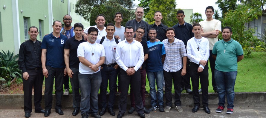 Jovens da Diocese de Santo Amaro recebem envio para a missão Jesus no Litoral