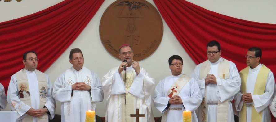 Dom José Negri celebra missa com os Irmãos e Padres Salvistas