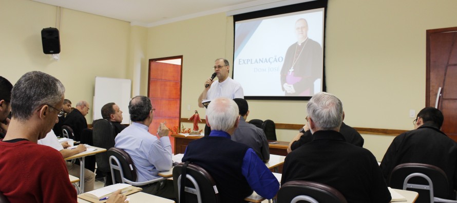 Padres e bispos se encontram para reunião do clero