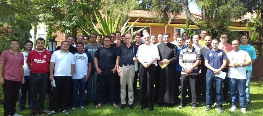 Seminaristas participam de retiro espiritual