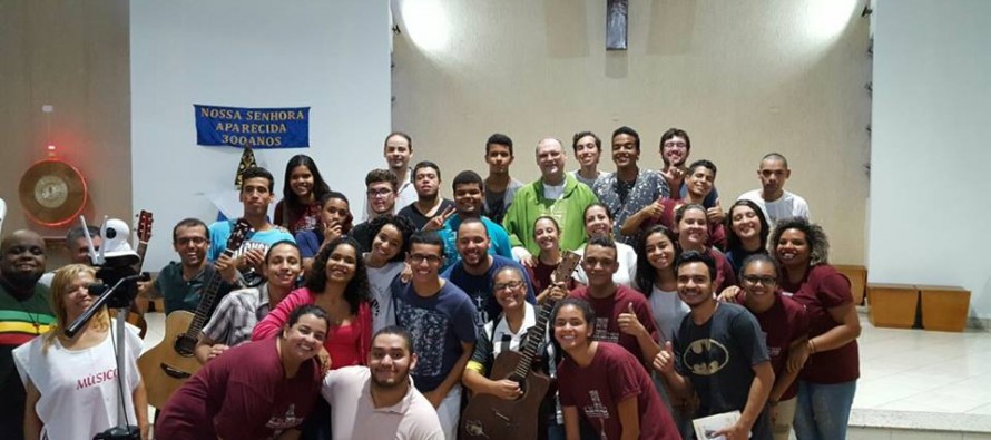 Paróquia São Francisco Xavier recebe Dom José para visita pastoral