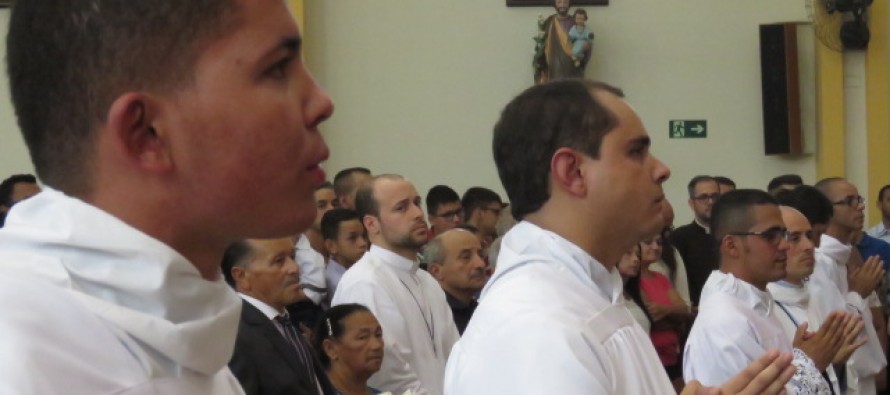 Cinco seminaristas são ordenados diáconos na Paróquia Sagrado Coração de Jesus