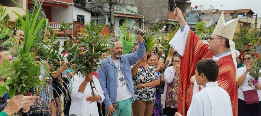 Dom José celebra o Domingo de Ramos durante visita pastoral