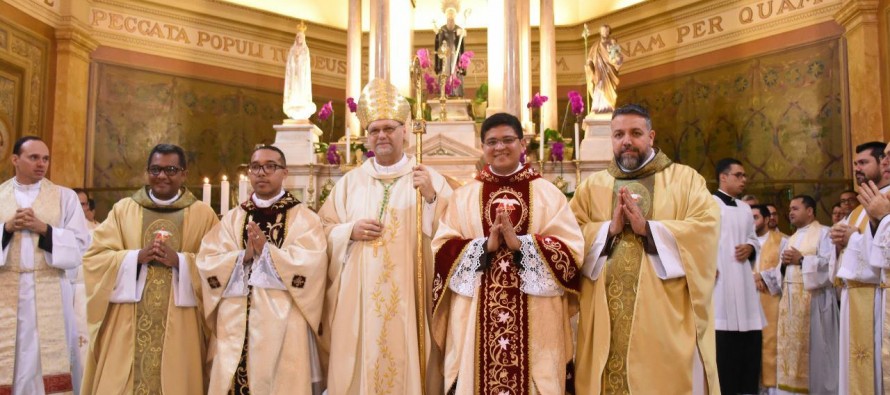 Bispo diocesano ordena dois jovens Salvistas para o presbiterado