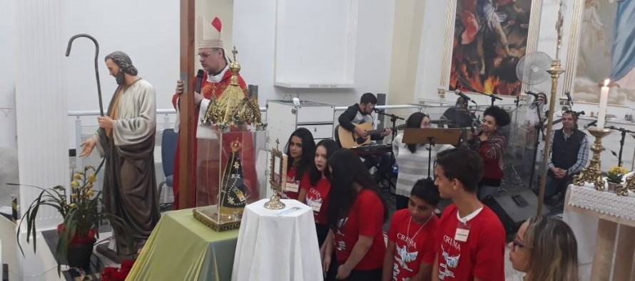 Crismados do Santuário Mãe dos Aflitos recebem Cruz Peregrina