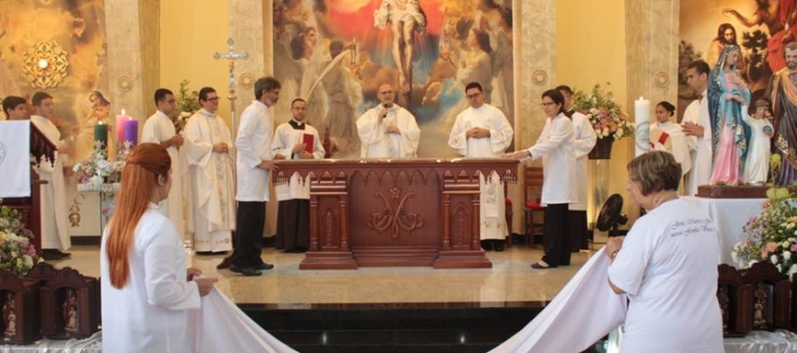 Bispo diocesano faz dedicação do altar de duas igrejas