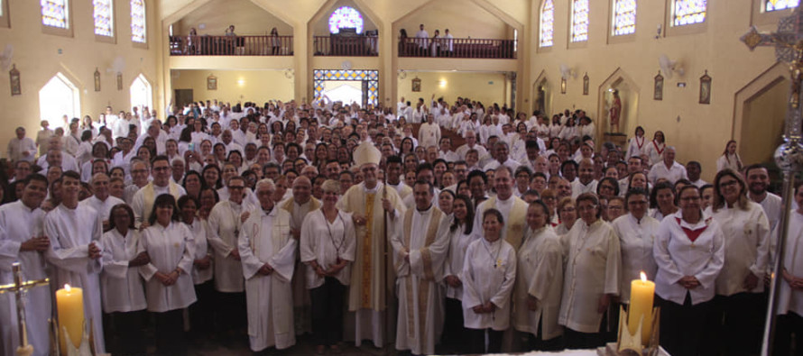 Bispo celebra missa com os Ministros Extraordinários da Comunhão Eucarística