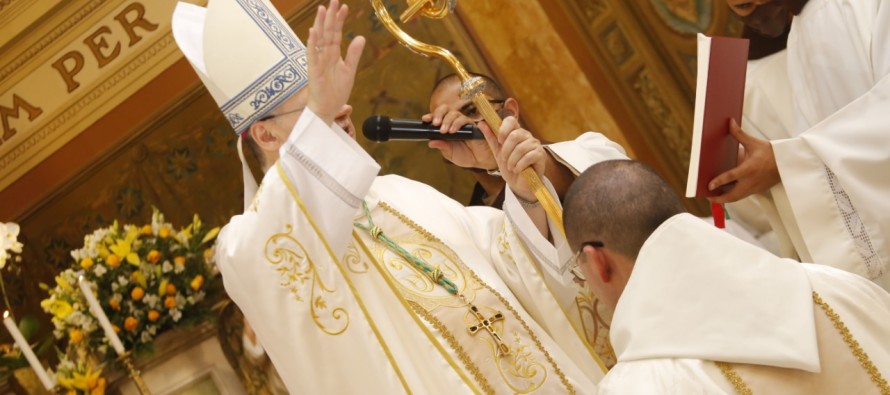 Bispo ordena presbítero frei Carmelita Mensageiro do Espírito Santo na Catedral de Santo Amaro