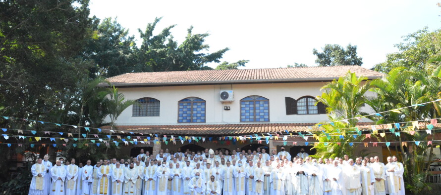 Padres da diocese de Santo Amaro se reúnem com Dom José para celebrar o dia de Santificação do Clero