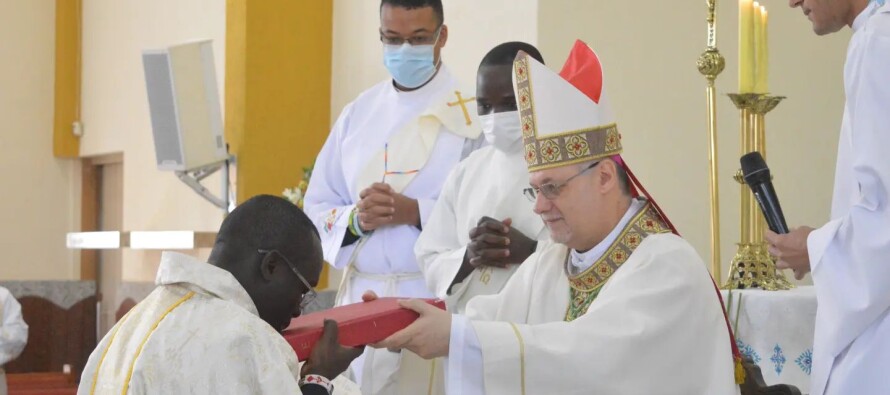 Dom José Negri celebra Ordenação Diaconal do Ambrose, missionário da Consolata