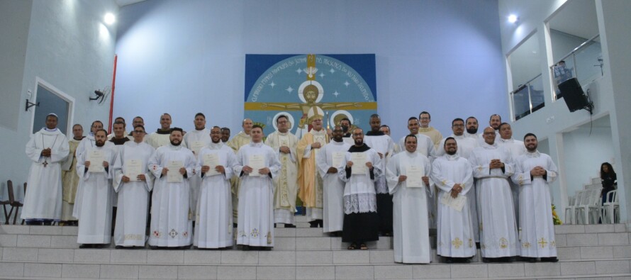 Dom José Negri, institui 23 seminaristas Leitores e Acólitos na Diocese de Santo Amaro