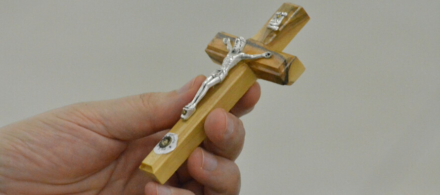 Frei Bruno entregou aos sacerdotes uma cruz, contendo relíquia do Monte Calvário, neste terceiro dia de retiro