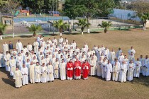 Frei Bruno comunicou a Luz de Cristo por uma vela de cera virgem de abelha, confeccionada na Terra Santa, neste último dia de retiro