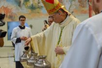 Missa dos Santos Óleos é celebrada no Santuário Mãe de Deus com todo o clero, religiosos e fiéis da Diocese de Santo Amaro