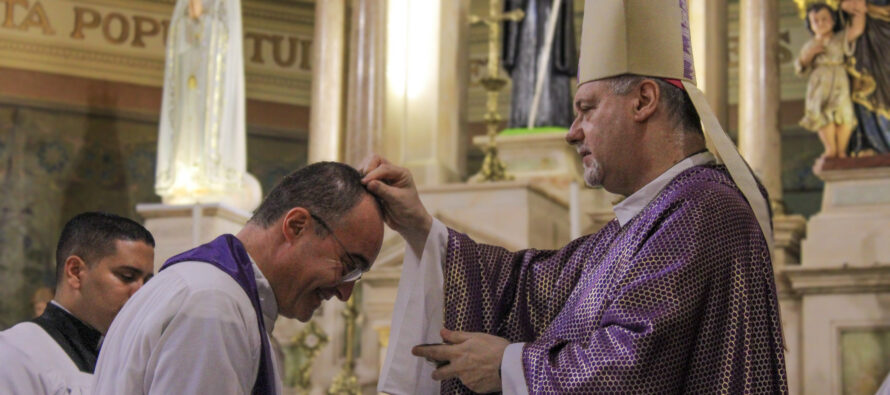 Dom José Negri, Bispo Diocesano celebra missa da Quarta-feira de Cinzas na Catedral