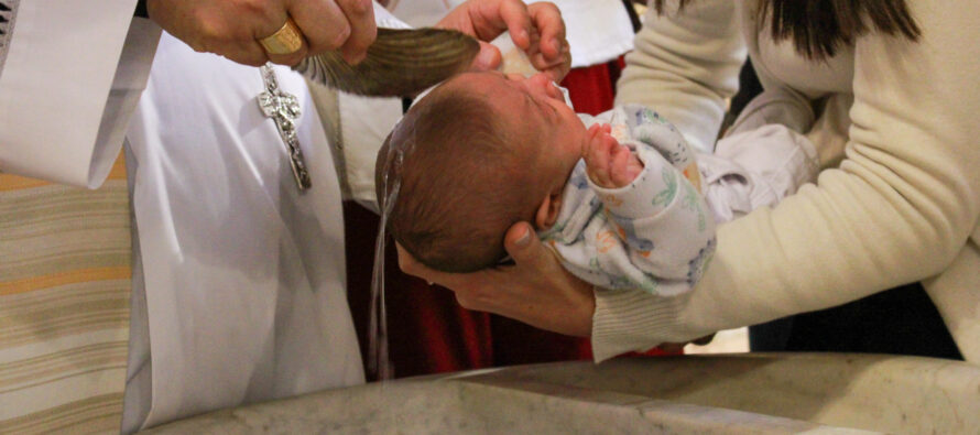 Dom José celebra batismo de crianças na Catedral de Santo Amaro