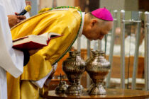 Missa dos Santos Óleos é celebrada no Santuário Mãe de Deus com todo o clero, religiosos e fiéis da Diocese de Santo Amaro