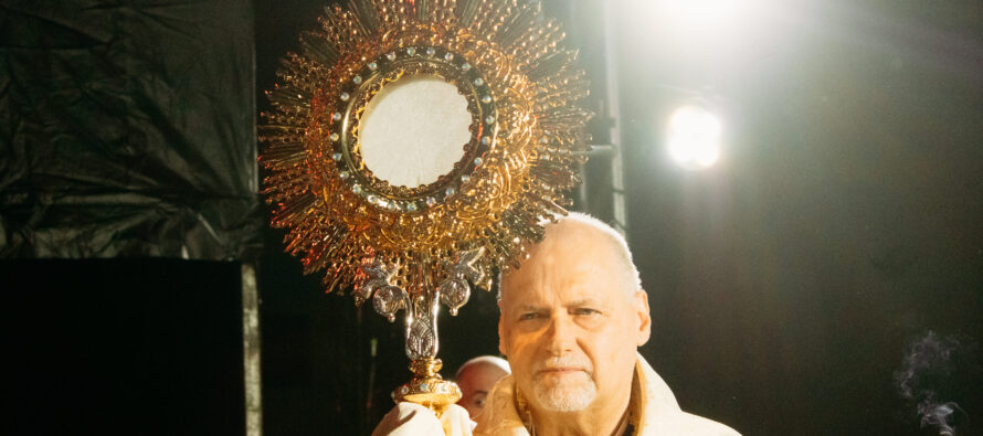 Jubileu de Dom José Negri reúne 60 mil pessoas no Santuário Mãe de Deus em celebração vocacional e de gratidão