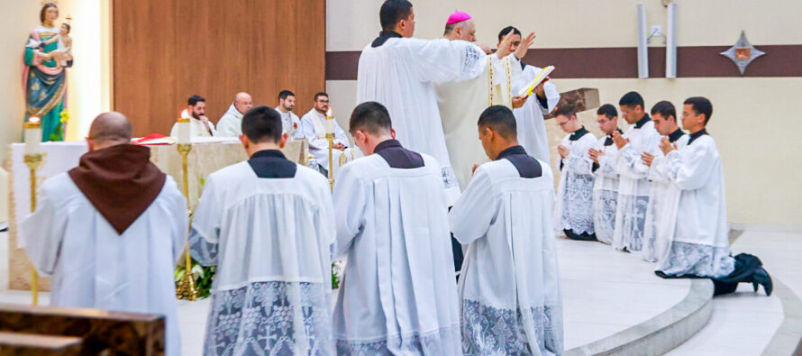 Seminaristas Diocesanos e Religiosos são instituídos nos ministérios de leitorato e acolitato