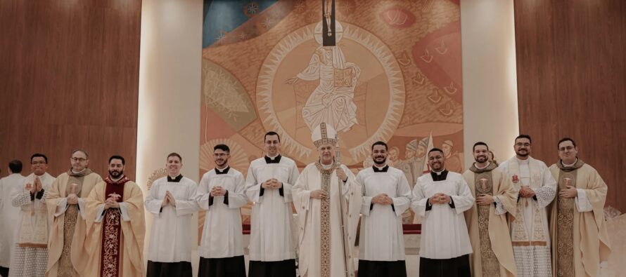 Votos Perpétuos de 5 novos fraters é presidido por Dom José Negri