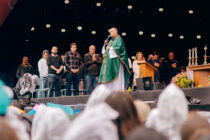 Summer Beats celebra 20 anos com Missa de abertura presidida por Dom José Negri no Autódromo de Interlagos reunindo mais de 150 mil pessoas