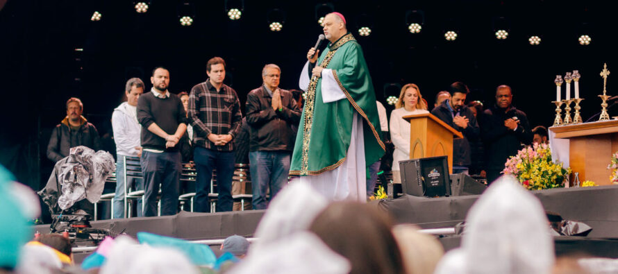 Summer Beats celebra 20 anos com Missa de abertura presidida por Dom José Negri no Autódromo de Interlagos reunindo mais de 80 mil pessoas